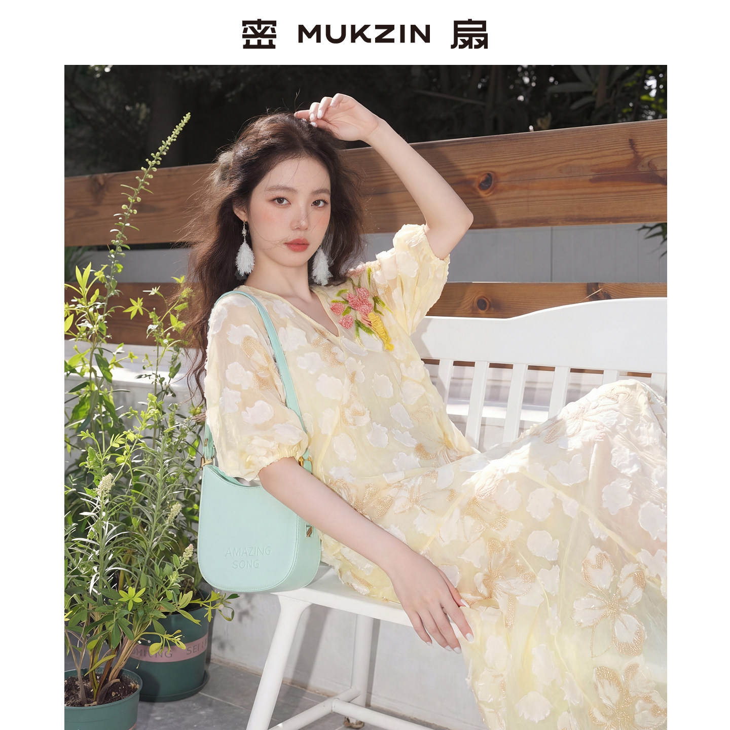 重工刺绣气质V领黄色连衣裙