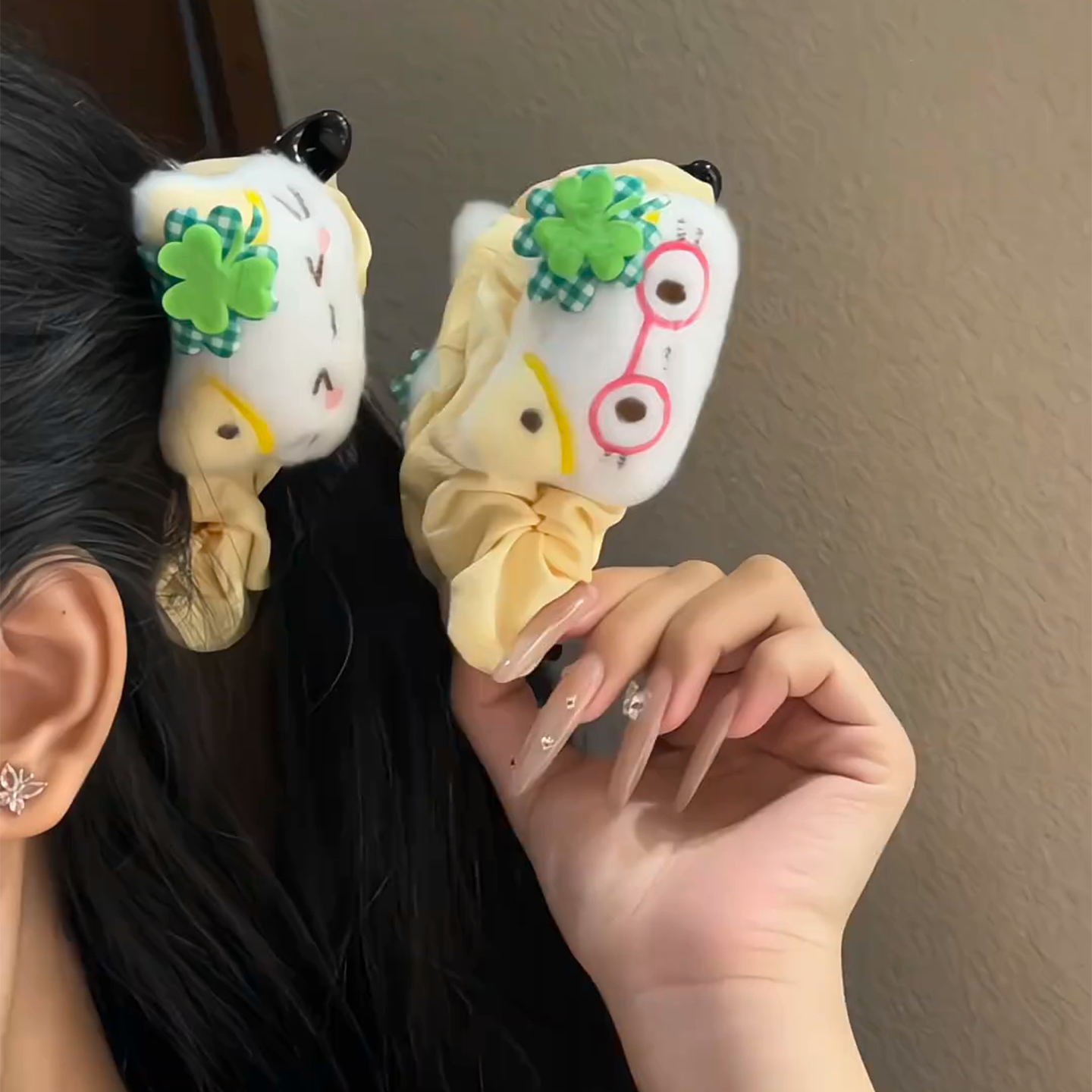 秋冬可爱小猫毛绒香蕉夹竖夹头饰2025新款后脑勺马尾扭扭发夹女