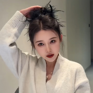 秋冬黑色羽毛抓夹女高级感2025新款后脑勺头发毛毛鲨鱼发夹发饰