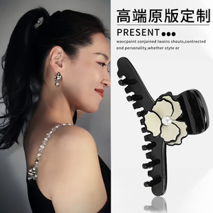 月下堇花高级感花朵抓夹女大号发卡2025新款后脑勺鲨鱼发夹子头饰