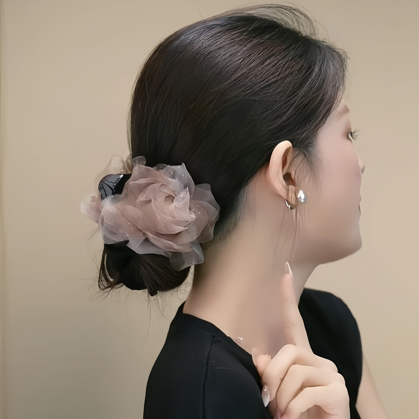 柔光细闪纱面丸子头花朵抓夹图片