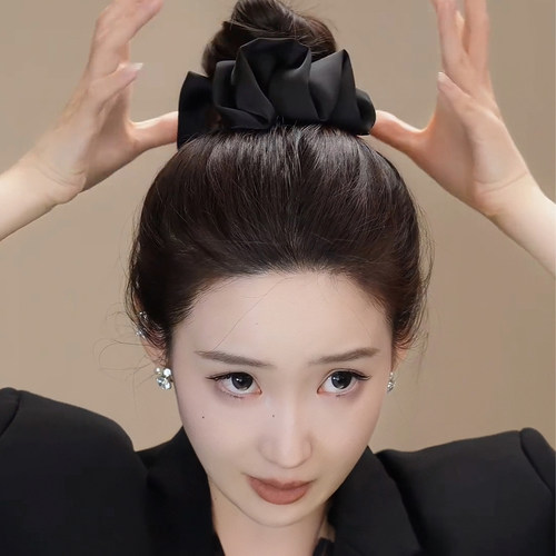 法式气质云朵缎面褶皱丸子头抓夹