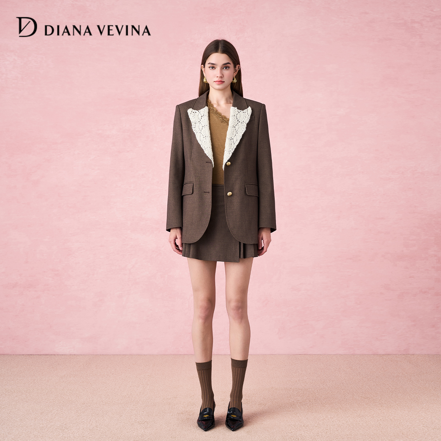 DIANAVEVINA2025秋冬新品时尚套装钩花领西装外套不规则百褶短裙