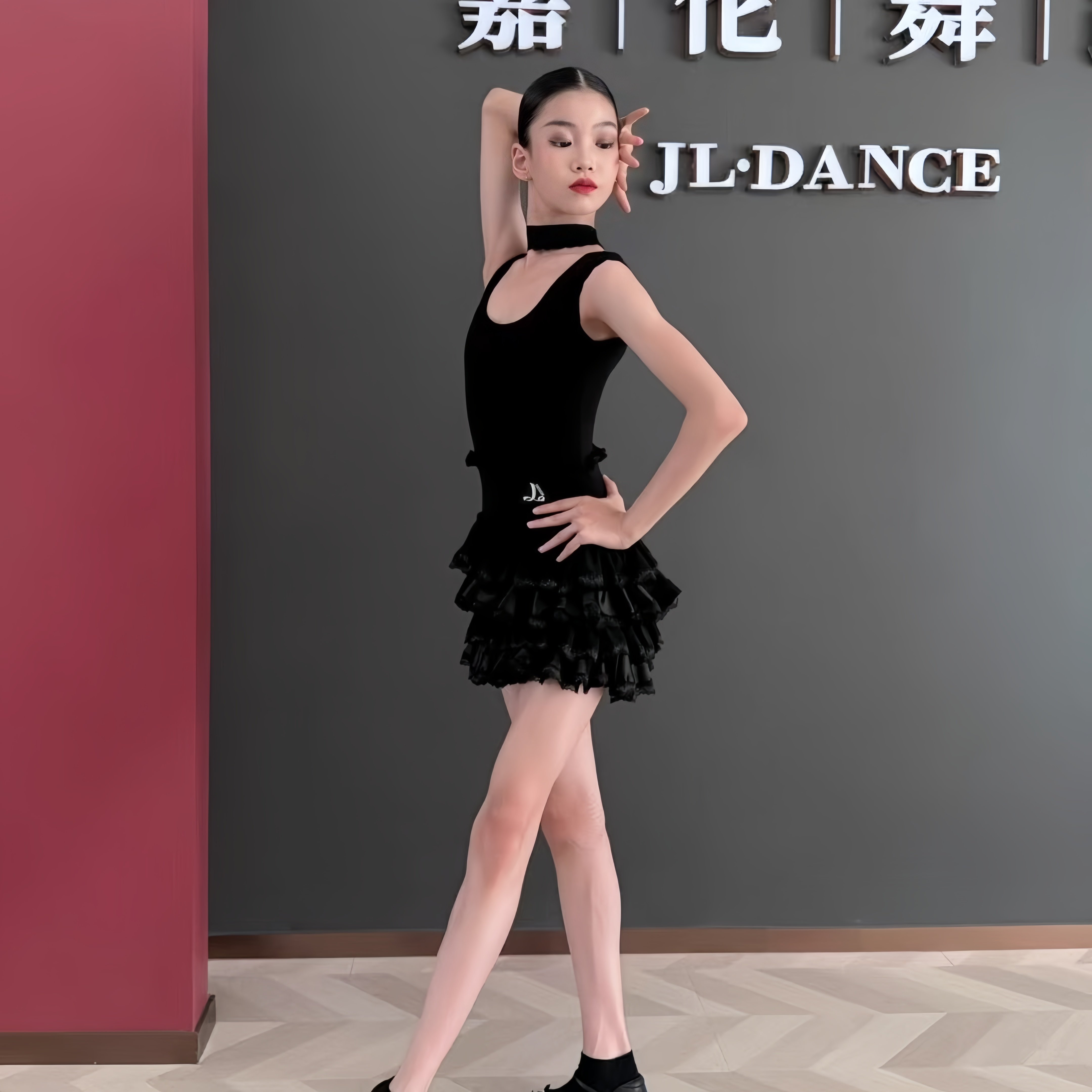 2026新款女童拉丁舞夏季塞纳河畔挂脖露背黑色精致蛋糕练习服套装