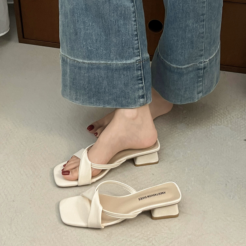 拖鞋女夏季外穿时尚2025新款法式仙女风气质配裙子粗跟一字凉拖鞋