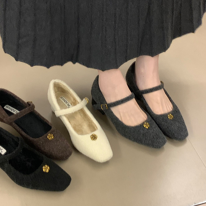 小香风一字扣带方头浅口毛毛单鞋