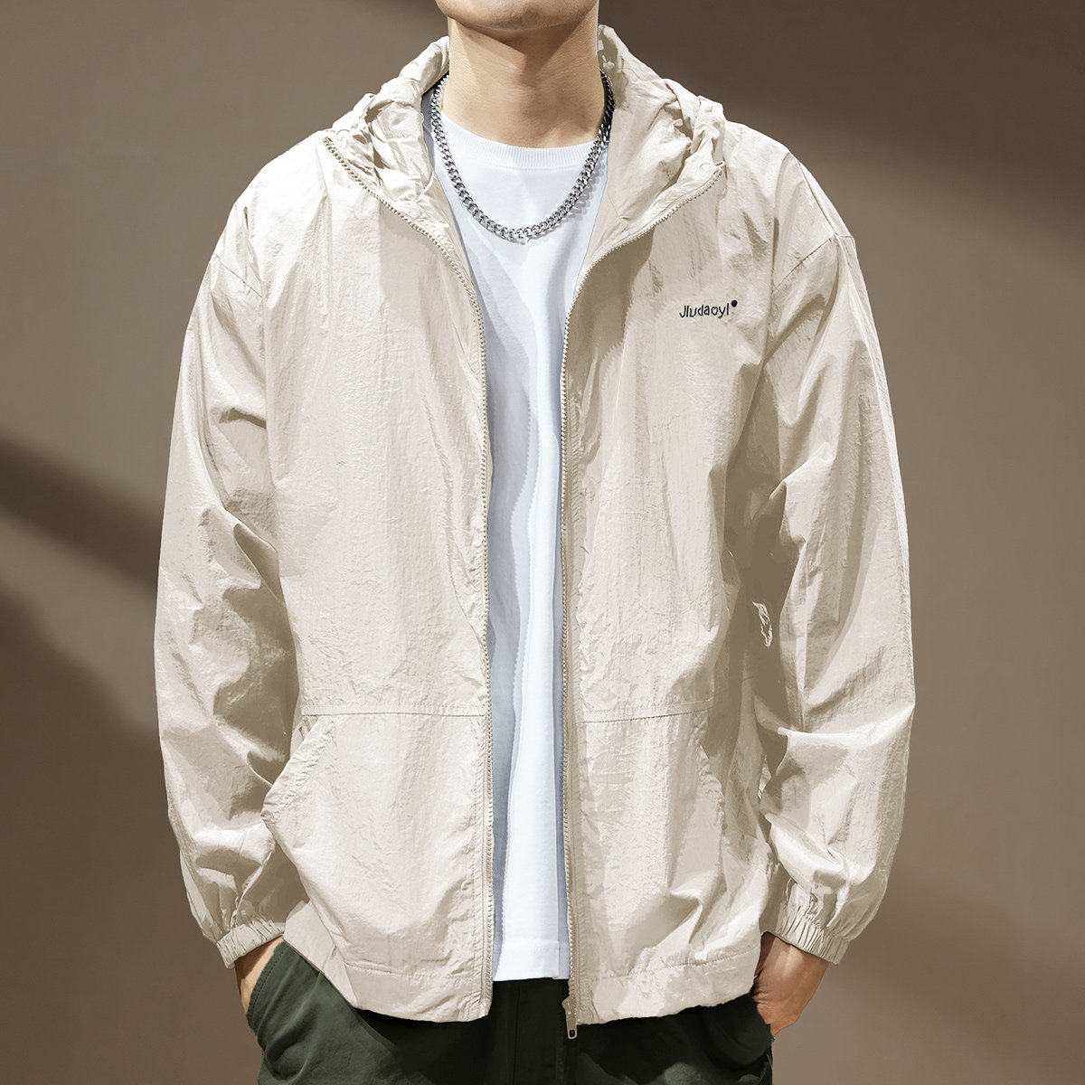 秋季新款户外米白色防晒衣男工装夹克外套宽松连帽防紫外线冲锋衣