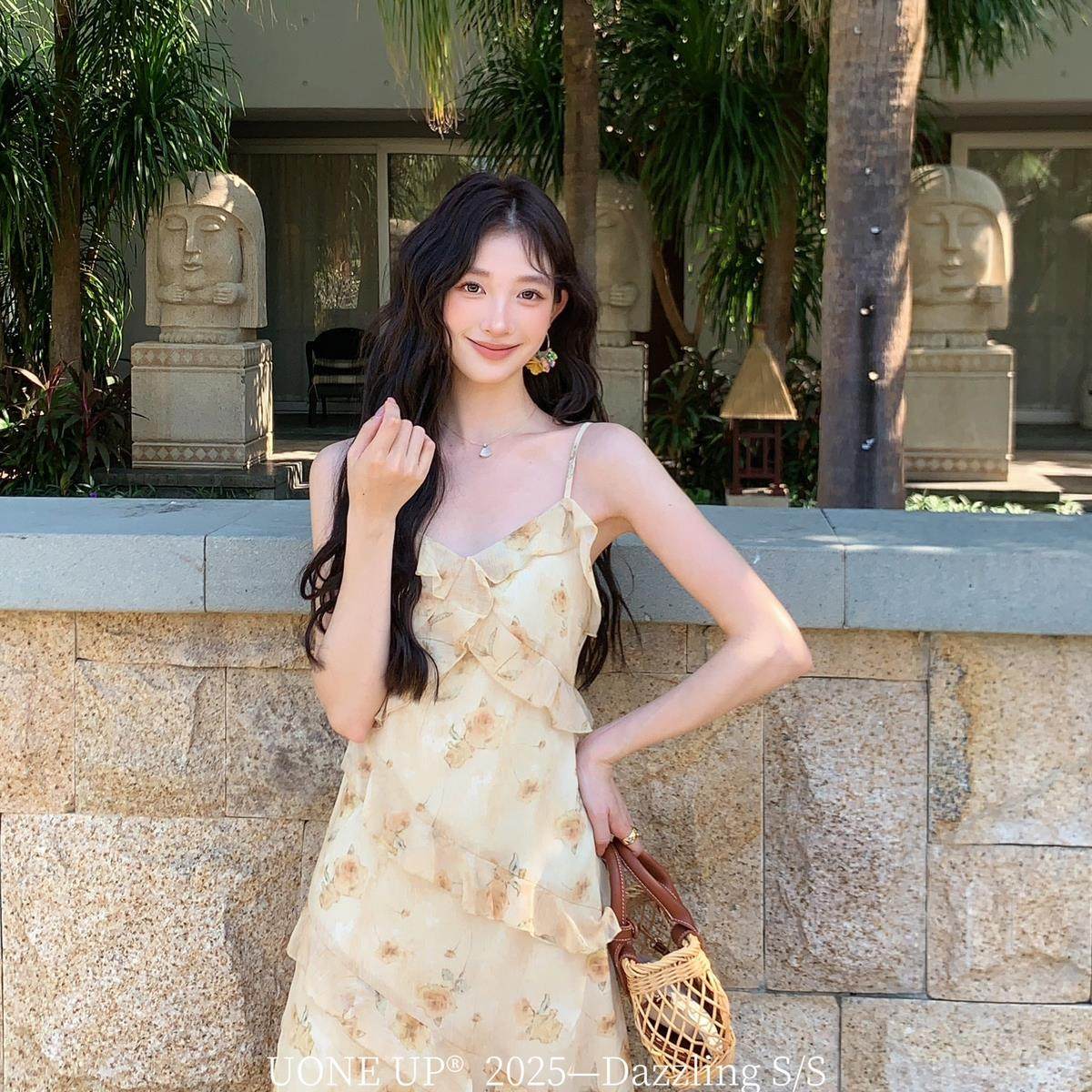 UONE法式清新气质荷叶边度假风长裙碎花印花V领吊带雪纺连衣裙春