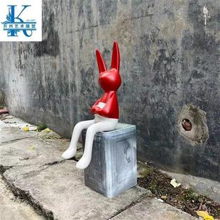 简约坐姿卡通动物长耳朵兔子雕塑摆件橱窗直播间装 饰客厅家居饰品