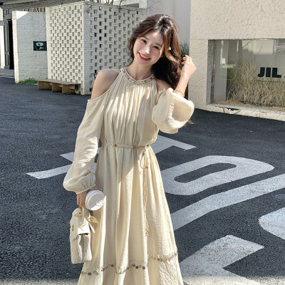 波西米亚风挂脖露肩防晒长袖连衣裙女2025法式温柔风海边度假长裙