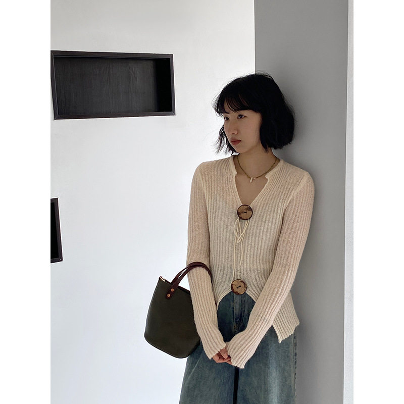 法式温柔半开领肌理感上衣女2025春季显瘦微透薄针织衫