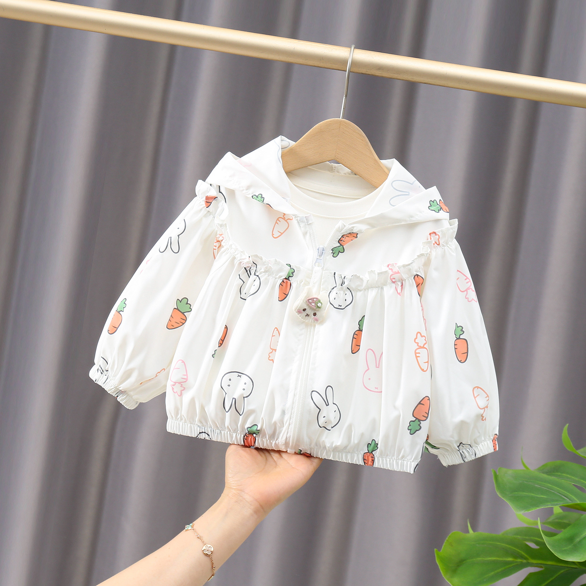 女宝宝防晒衣卡通婴儿防晒服兔子印花连帽拉链透气空调衫百搭上衣