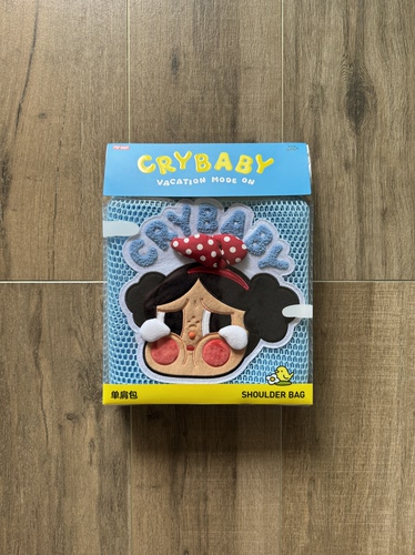 POPMART泡泡玛特CRYBABY哭娃Vacation Mode On刺绣蓝色网格单肩包