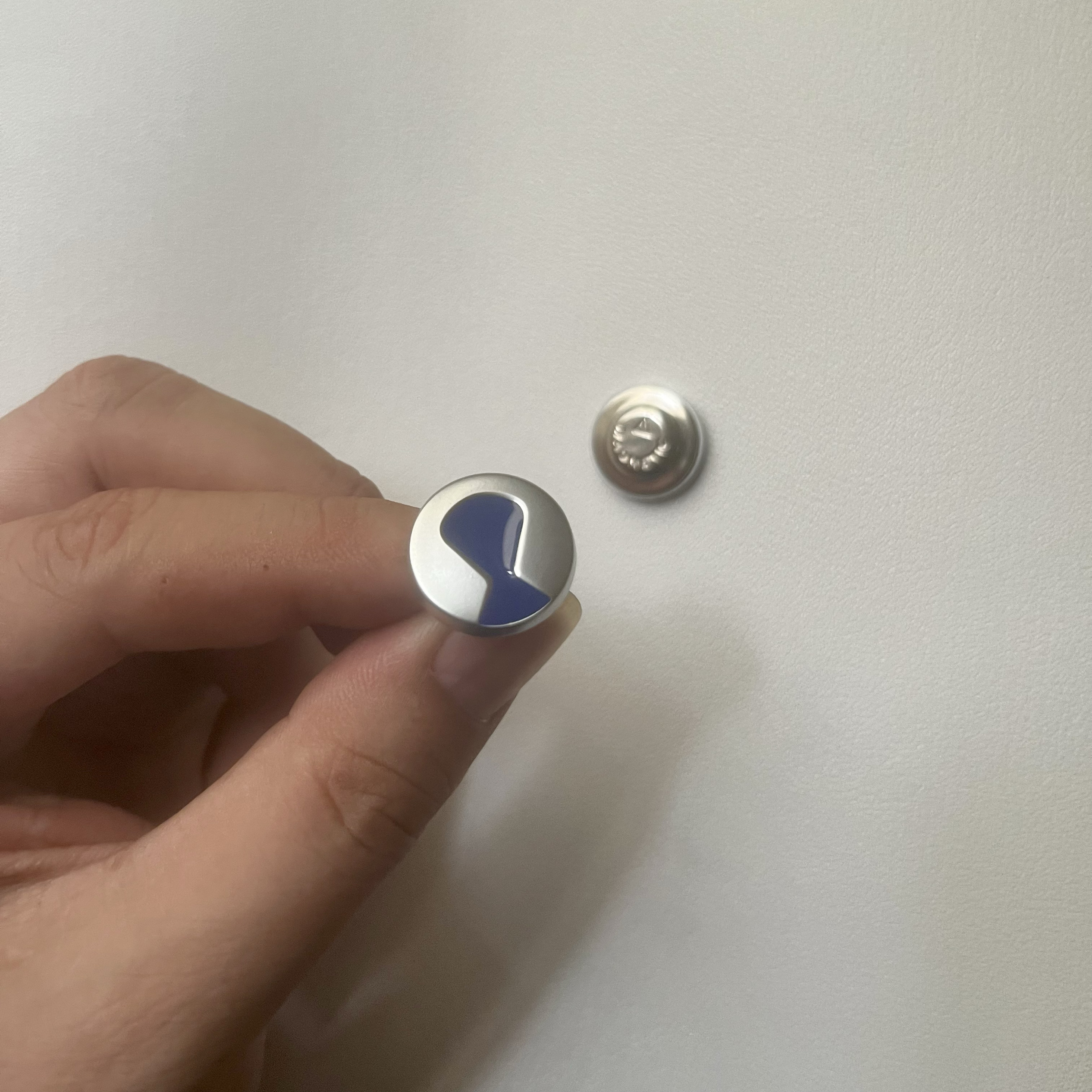 腾势胸针新能源汽车徽章金属LOGO胸章定制企业司徽车标量大优惠