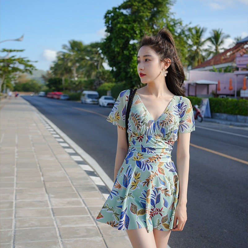 新款大码微胖泳衣女连体裙式显瘦遮肚保守大胸宽松修身沙滩泳装