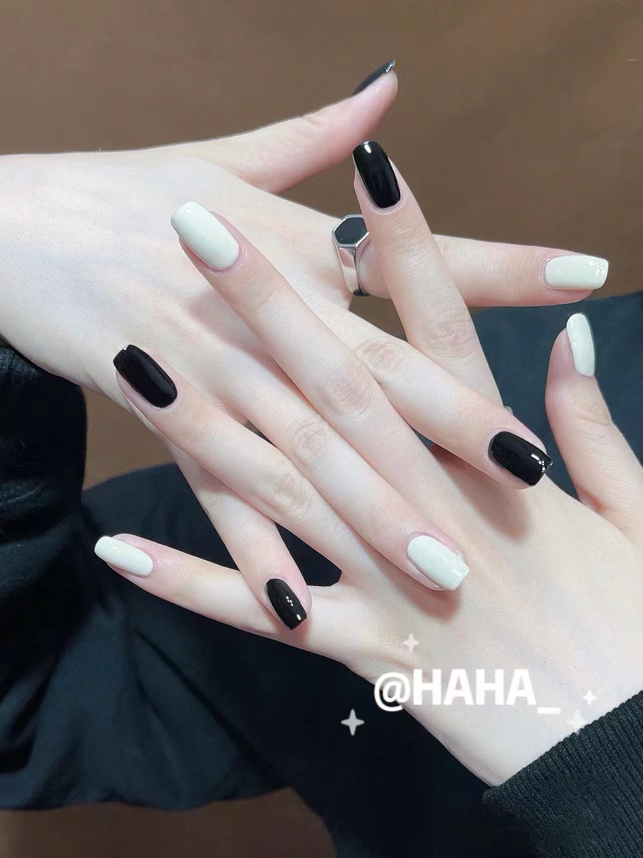 纯手工穿戴甲简约高级感显白辣妹纯色黑色白色亮面光疗美甲可拆卸