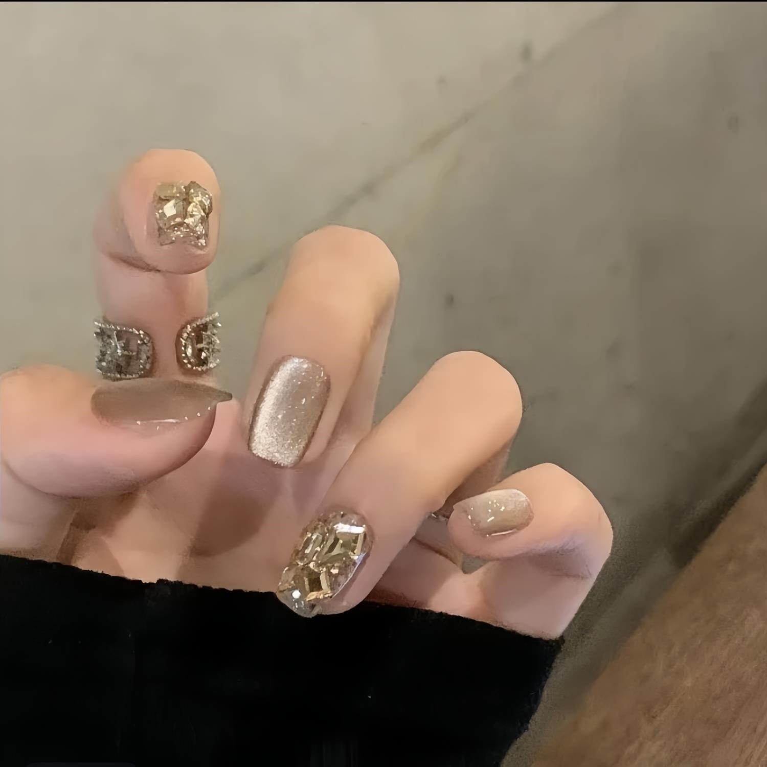 新款纯手工穿戴甲香槟色玻璃珠猫眼气质温柔纯欲显白美甲贴钻短款