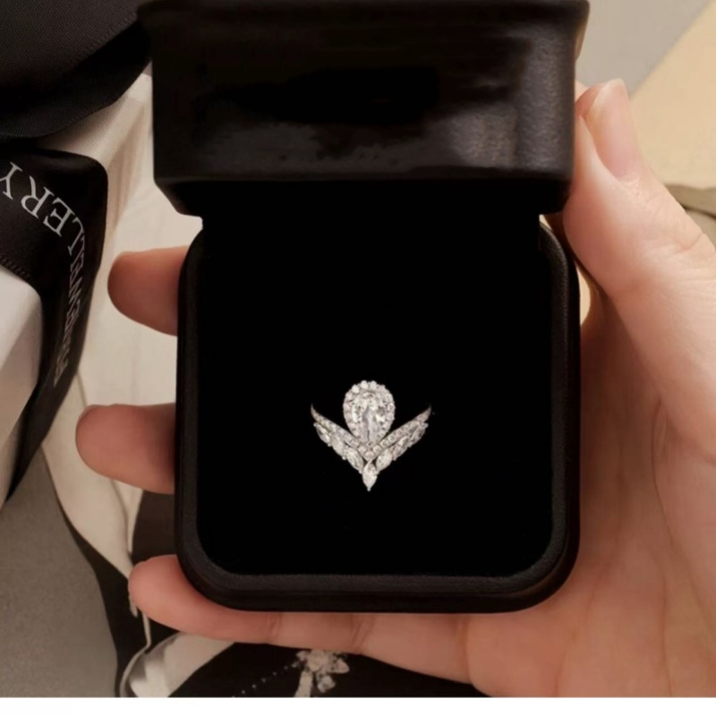 PT950铂金简约新品水滴形莫桑石2克拉订婚戒指结婚钻戒公主皇冠