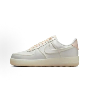 Nike Air Force 1空军一号轻便板鞋女款珍珠白HQ3762-133。拾壹