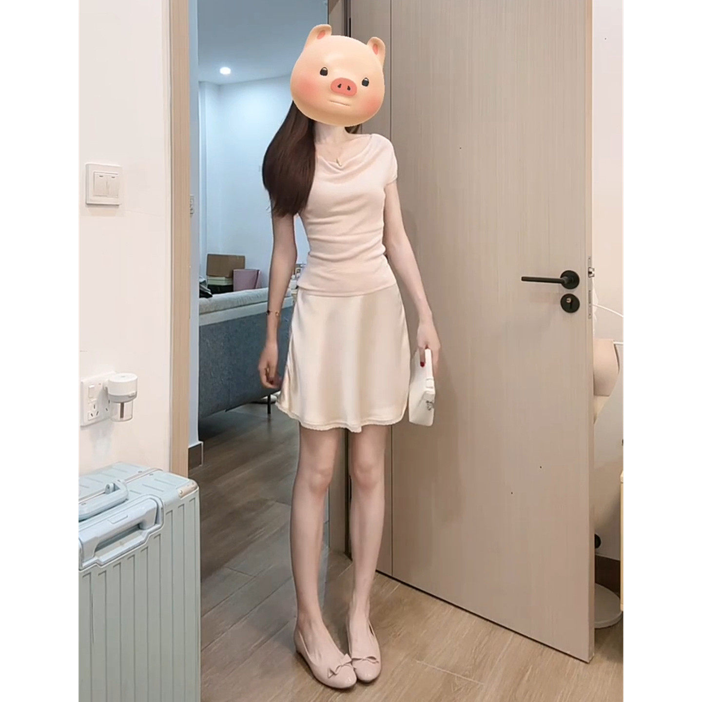 法式粉色荡领斜肩缎面连衣裙