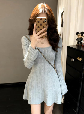 法式小香风气质温柔风包臀a字短裙子秋冬新款U领针织收腰连衣裙女