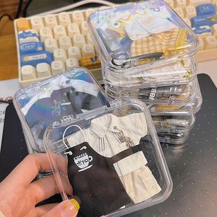 小红书同款娃衣桌面收纳盒高透美甲吧唧透明防尘娃娃衣服收纳整理