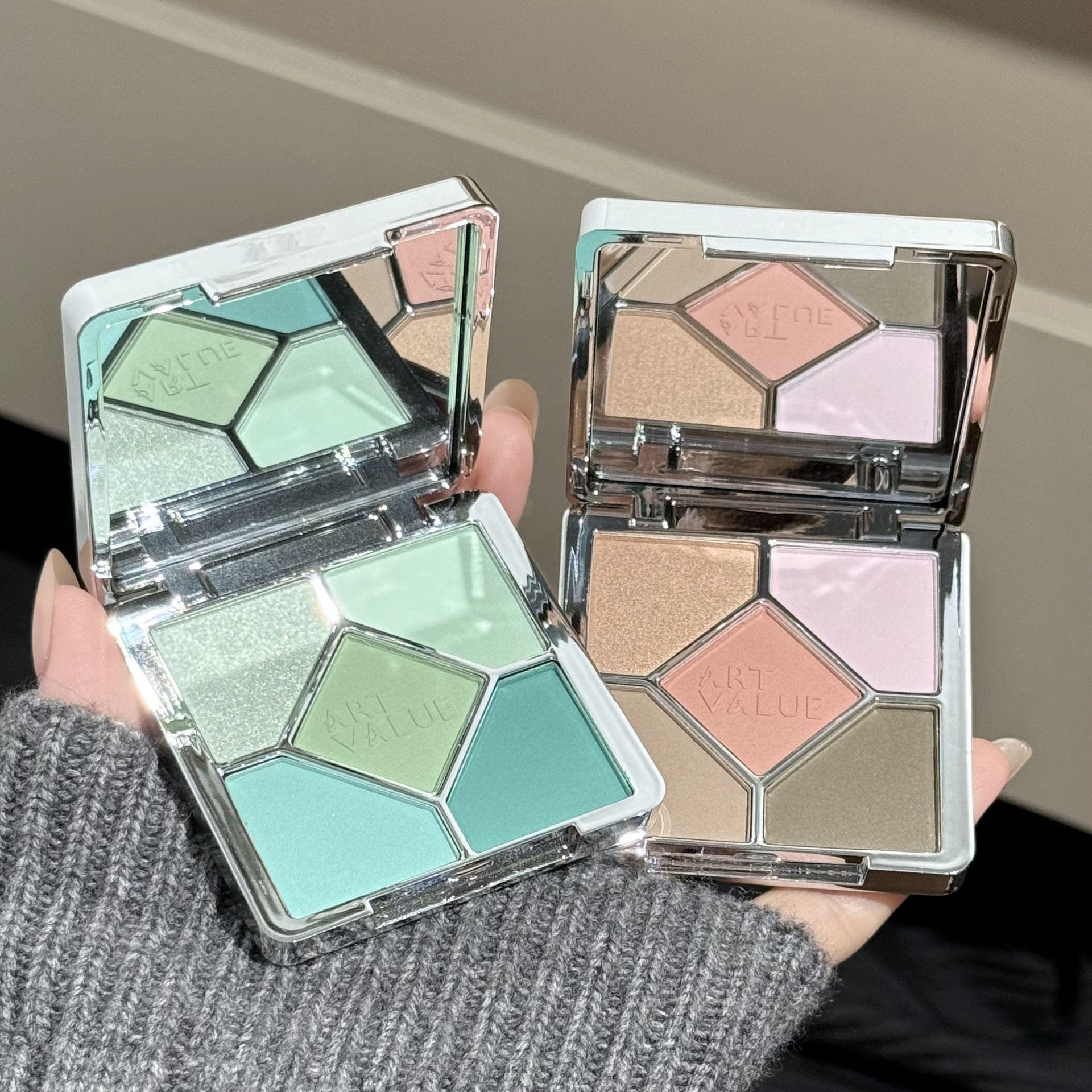 梦幻小熊五色眼影盘不易飞粉粉质细腻低饱和深色脸部彩妆学生