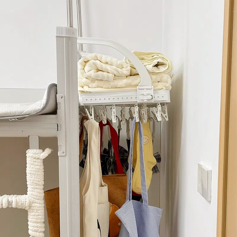 宿舍床尾空间也可以收纳~