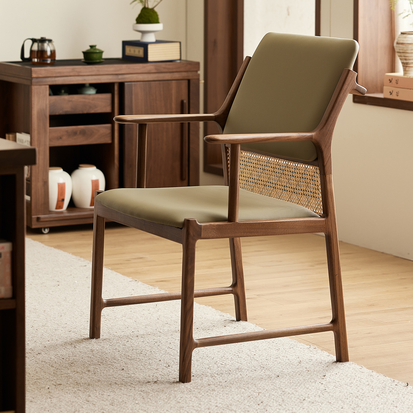 新中式黑胡桃藤编实木扶手餐桌椅子飞燕软包宋代美学茶室书房主人