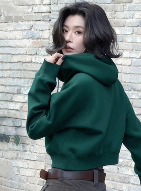 绿色风格~修身显瘦墨绿色连帽内搭打底衫女款秋冬设计感短款卫衣