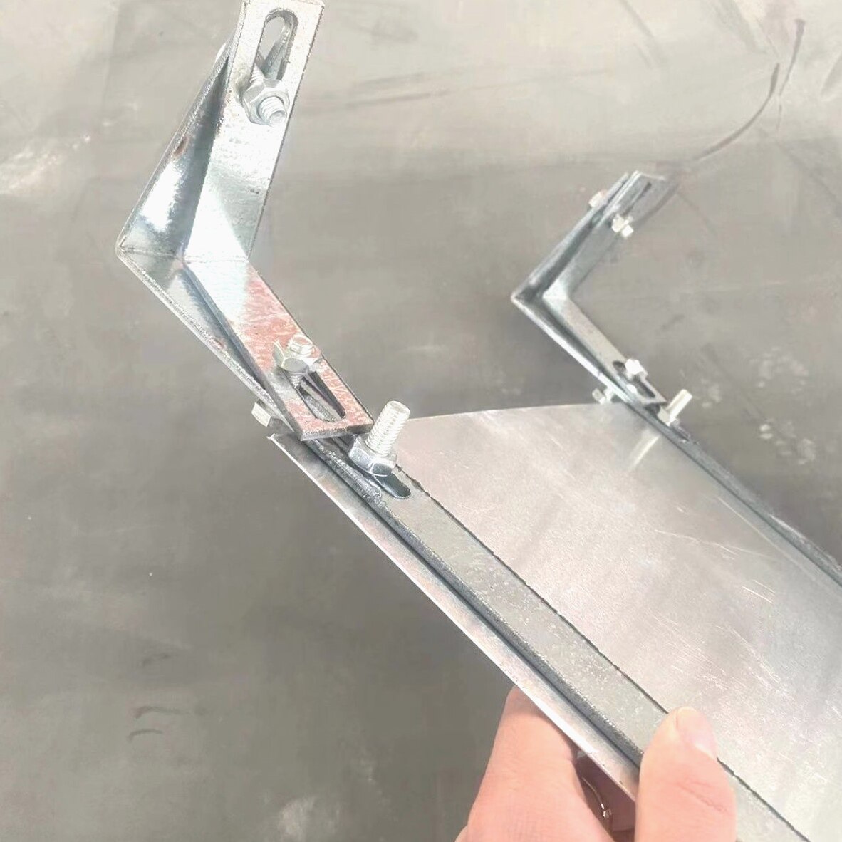 电力铁塔杆号牌支架L型T型搪瓷警示牌相序牌铝板反光不锈钢标识牌