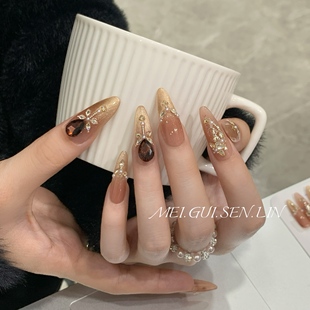 玫瑰森林温莎之恋穿戴甲中长款 杏仁甲带钻美甲 高级感猫眼秋冬法式