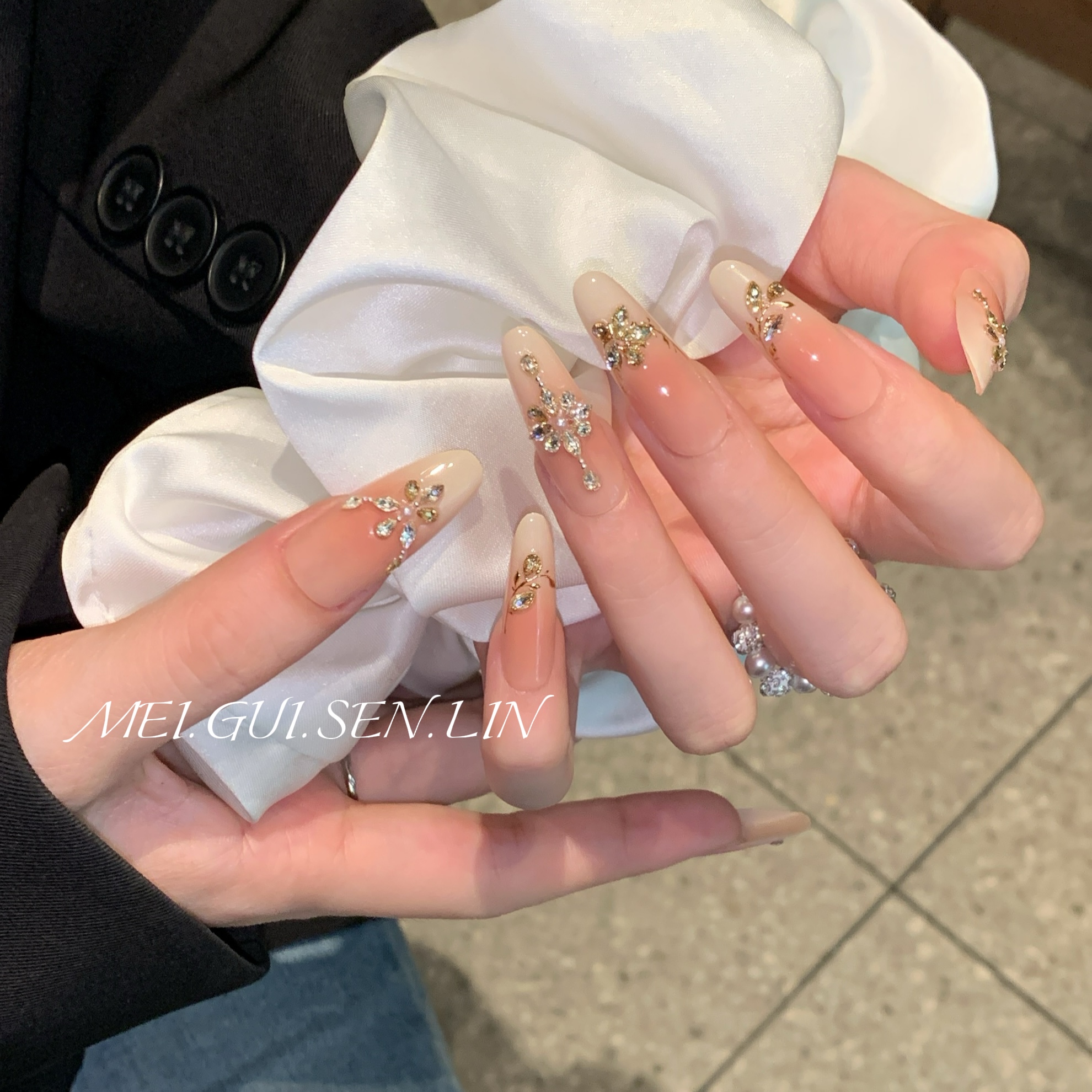 玫瑰森林梦秋穿戴甲中长款手工定制新款法式渐变粉全钻轻奢美甲