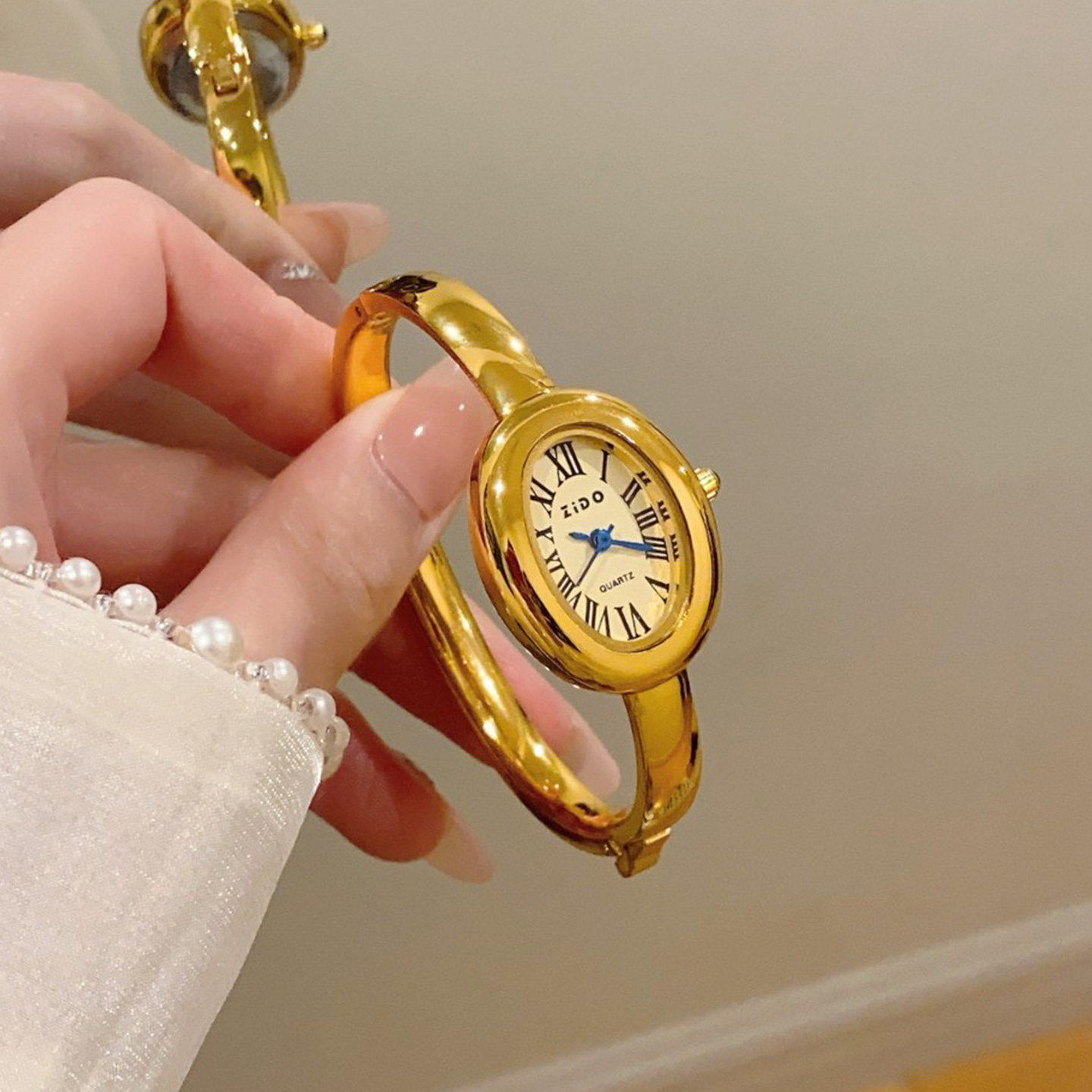 轻奢小众设计浴缸手镯式手表女款大学生上班族2026新款金节日礼品