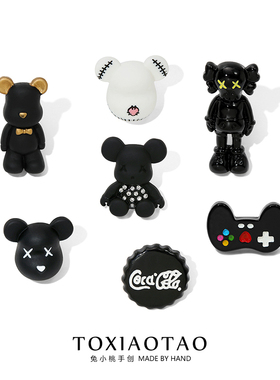 潮牌黑武士风格芝麻街暴力熊kaws徽章胸针设计感小众别针百搭配饰