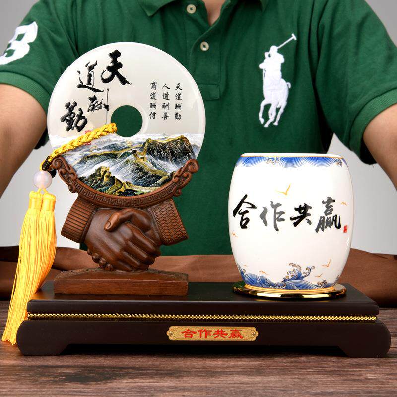 合作共赢送客户办公室桌面创意装饰笔筒握手摆件商务高档礼品文台