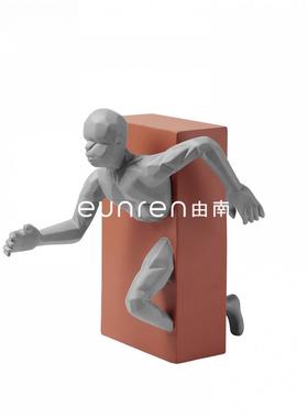 北欧创意树脂雕塑工艺抽象人物破墙追击者家居摆件样板房间装饰品