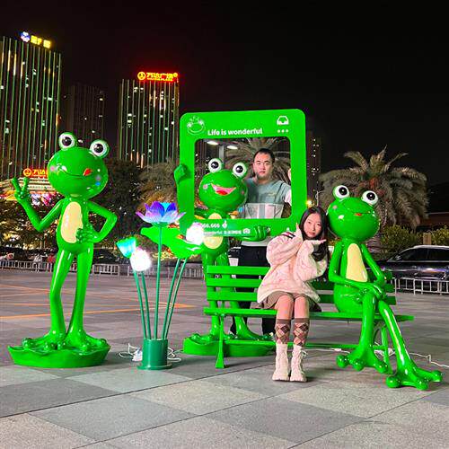 卡通青蛙雕塑户外玻璃钢大型牛蛙饭店迎宾装饰美陈小品落地大摆件