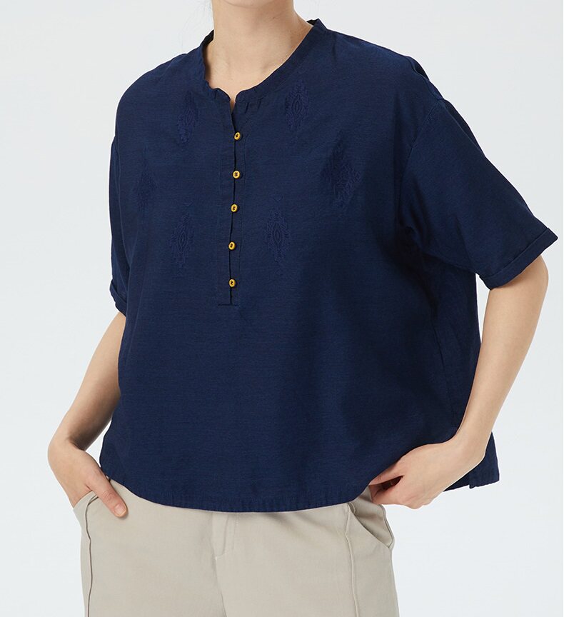 斯琴2022夏新品深兰色套头刺绣五分袖短款牛仔衬衫BBXS01228 958