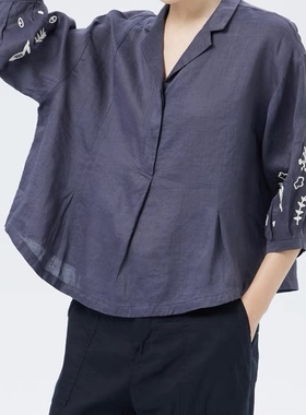 斯琴2023夏专柜正品女蓝色半开襟套头刺绣褶七分袖衬衫BCXS007108