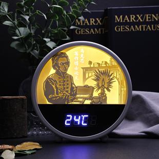 精美礼品 时钟卧室小夜灯镜面生日礼物带礼盒 尺寸为 18.5 材质185G特种纸 编译文创 马克思写作博士论文纸雕灯