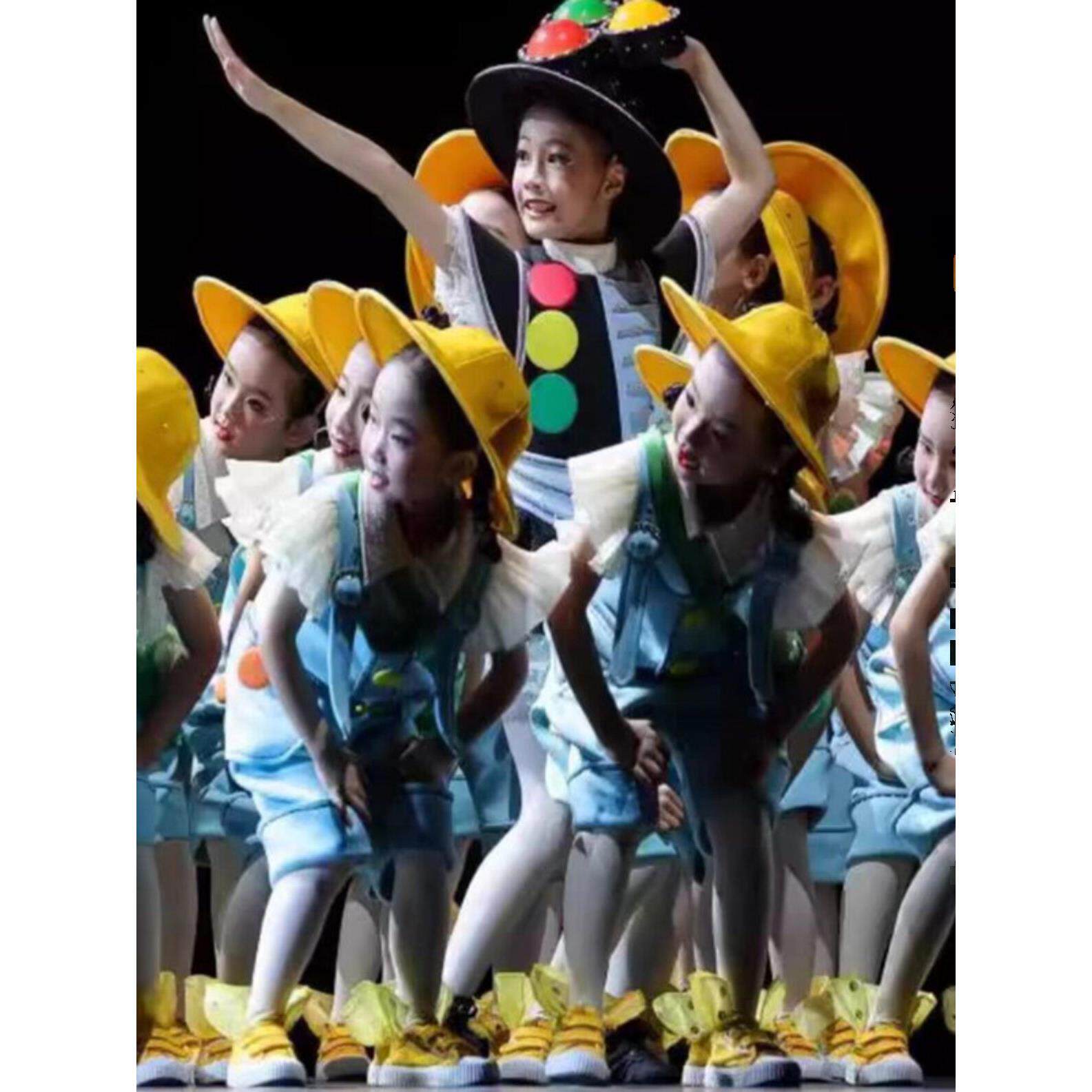 我们将通过道路，男孩和女孩工作服表演服装，幼儿园和小学学生红