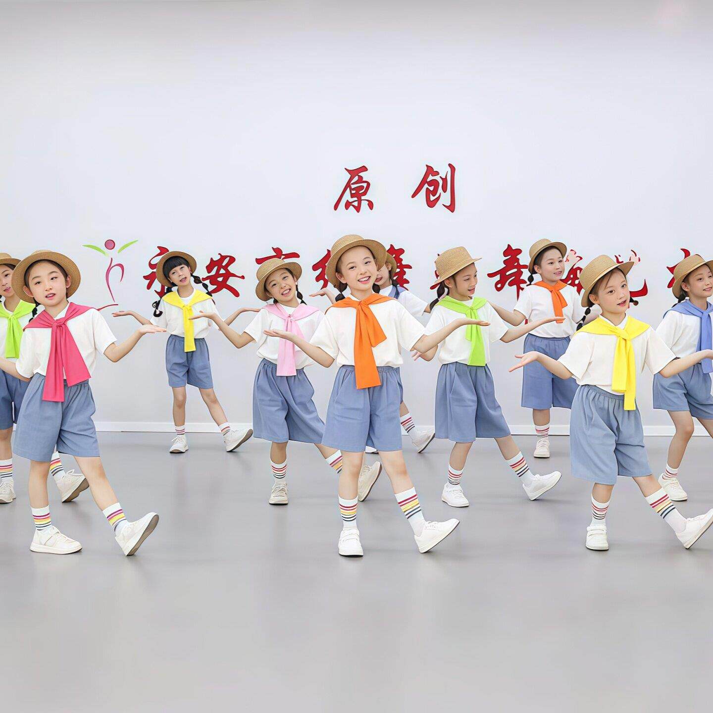 天舞蹈服幼儿园大班毕业演出服六一男女童团体表演服现代舞