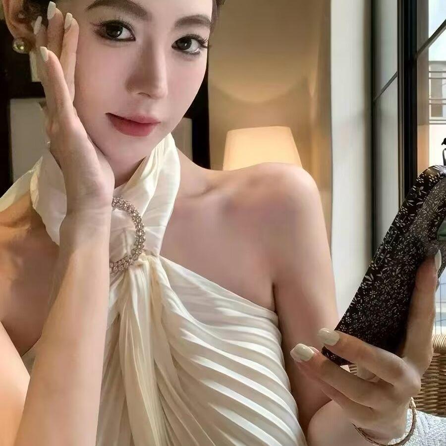 法式纯欲风辣妹重工压褶设计镶钻缎面挂脖背心露肩吊带无袖上衣女
