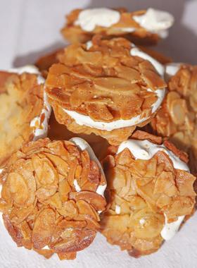 阿吉仔扁桃仁夹心心酥牛轧脆饼干杏仁零脆BBO软酥食坚果独立小包