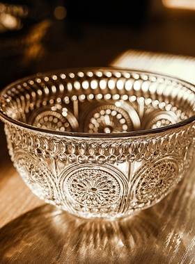 The creative red and transparent glass bowls are color-resis