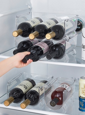 The transparent wine collects a house-to-house connoisseur w