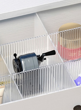 In the drawer, take in the separator plastic partitioning pl