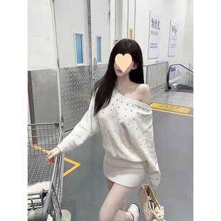 白色露肩镶钻针织连衣裙女2025春季新款设计辣妹纯欲收腰包臀短裙