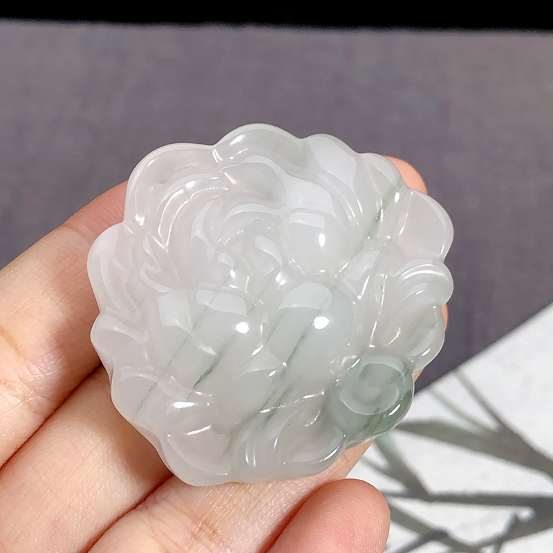 新疆玉天山翠莲花玉吊坠